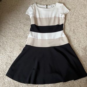 So slimming Sandra Darren dress